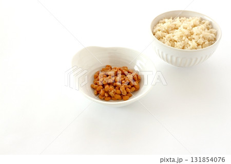 白背景の玄米ご飯と納豆 131854076