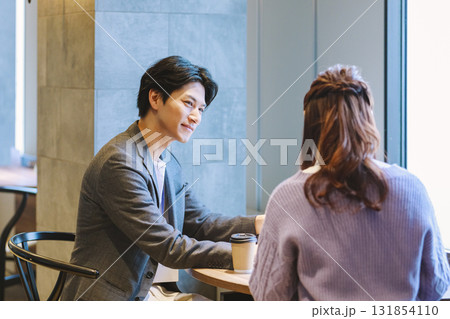 フィスでミーティングをする男女  ビジネスシーン 131854110