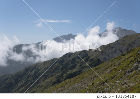 雲をバックに西遠見山／長野県白馬村八方尾根から・9月 131854187