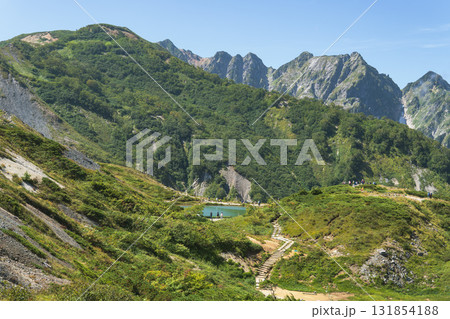八方尾根：不帰の嶮をバックにした八方池と登山道／長野県白馬村・9月 131854188