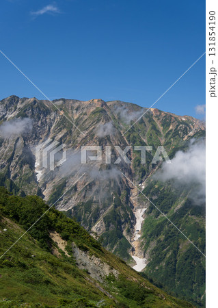 八方尾根から見る天狗ノ頭と雪渓/長野県白馬村・9月 八方尾根から見る天狗ノ頭と雪渓/長野県白馬村・9月 131854190