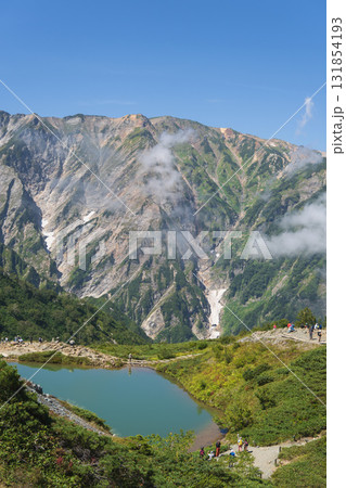 登山者がいる八方池と迫力ある山【八方尾根】長野県白馬村・9月 登山者がいる八方池と迫力ある山【八方尾根】長野県白馬村・9月 131854193