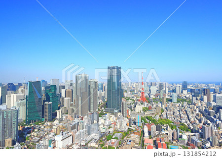 東京都港区、東京タワーと麻布台ヒルズ森JPタワーの風景 131854212