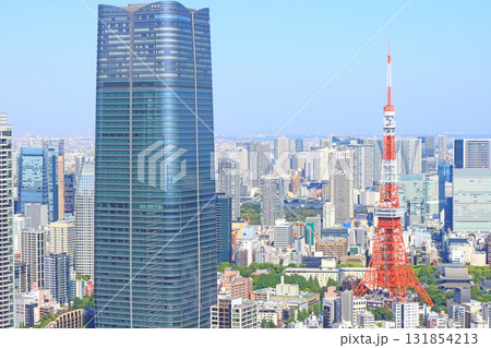 東京都港区、東京タワーと麻布台ヒルズ森JPタワーの風景 131854213