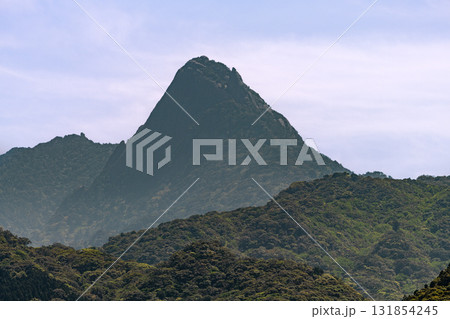 七五岳 まるでマッターホルン 世界自然遺産屋久島(春 七五岳 まるでマッターホルン 世界自然遺産屋久島(春 131854245