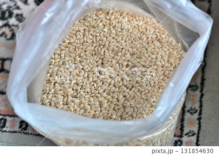 ビニール袋に入れた玄米 131854630