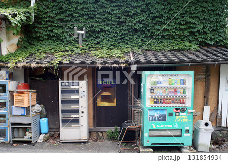 ローカル駅前の建物 ローカル駅前の建物 131854934