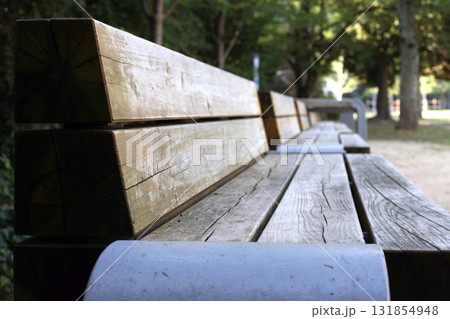公園の古い木製のベンチ 公園の古い木製のベンチ 131854948