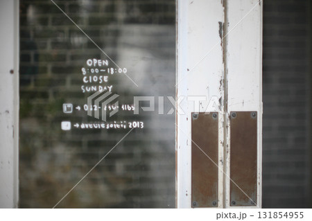 レトロな店舗ドア レトロな店舗ドア 131854955