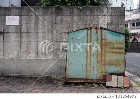 ビルのごみ集積所 ビルのごみ集積所 131854978