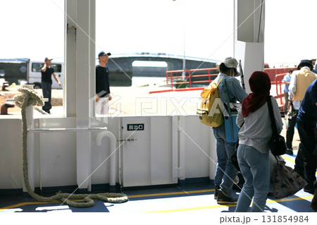 フェリーの下船風景 131854984