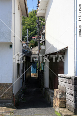 島の古い民家の路地 島の古い民家の路地 131854986