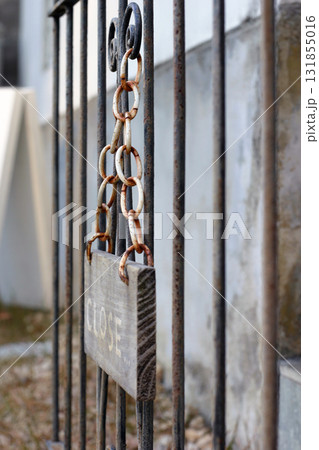施錠された鎖と閉店札 131855016