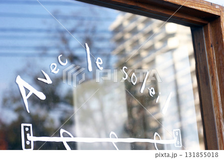 店舗の窓ガラス 131855018