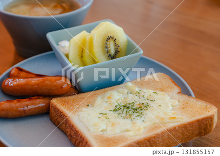 チーズトーストとソーセージ、スープとフルーツの洋風朝食 131855157