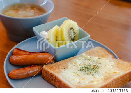 チーズトーストとソーセージ、スープとフルーツの洋風朝食 131855158