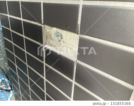 仮設足場の壁つなぎに使用するアンカー 131855168