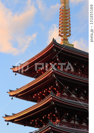 夕日に光る五重塔　浅草寺の五重塔 131855169