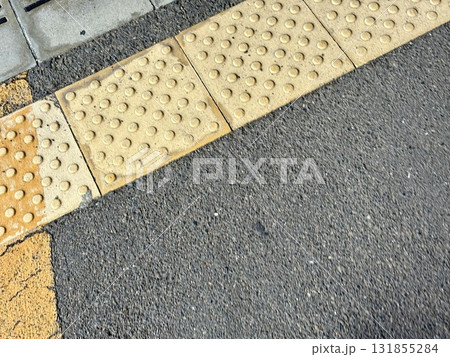 歩道に敷かれた点字ブロック 131855284
