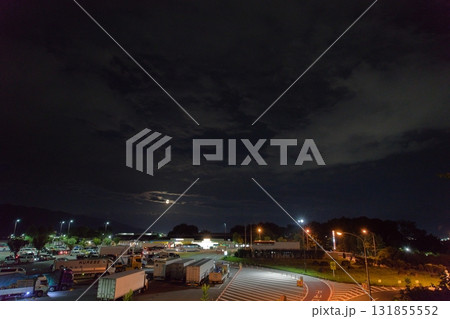 満月に照らされた高速道路の駐車場・サービスエリア 131855552