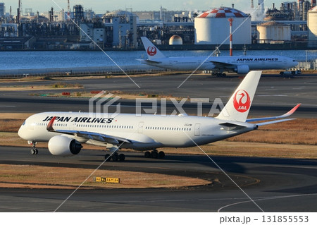 滑走路に向かう旅客機 出発イメージ 日本航空 JAL 滑走路に向かう旅客機 出発イメージ 日本航空 JAL 131855553