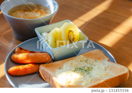 チーズトーストとソーセージ、スープとキウイの洋風朝食 チーズトーストとソーセージ、スープとキウイの洋風朝食 131855556