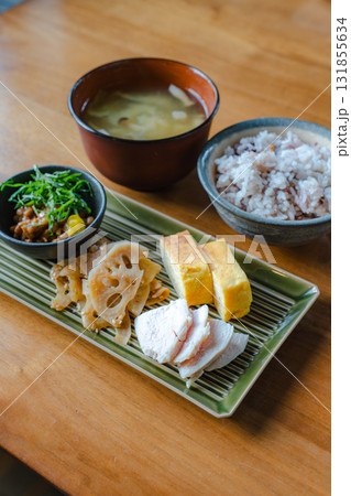 卵焼きと鶏むね肉、れんこんきんぴらと味噌汁の和風朝食 卵焼きと鶏むね肉、れんこんきんぴらと味噌汁の和風朝食 131855634