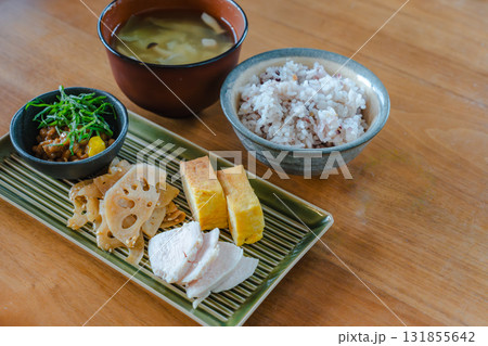 卵焼きと鶏むね肉、れんこんきんぴらと味噌汁の和風朝食 卵焼きと鶏むね肉、れんこんきんぴらと味噌汁の和風朝食 131855642