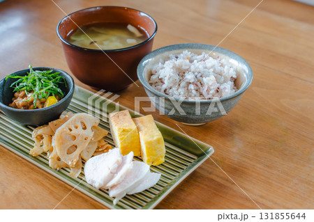 卵焼きと鶏むね肉、れんこんきんぴらと味噌汁の和風朝食 131855644