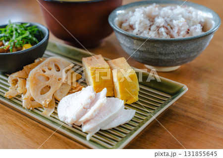卵焼きと鶏むね肉、れんこんきんぴらと味噌汁の和風朝食 卵焼きと鶏むね肉、れんこんきんぴらと味噌汁の和風朝食 131855645