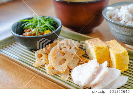 卵焼きと鶏むね肉、れんこんきんぴらと味噌汁の和風朝食 131855646