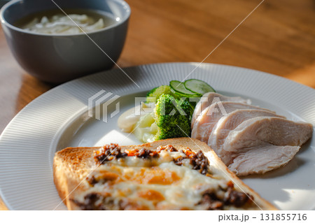 チーズトーストと鶏むね肉、野菜とスープのヘルシー朝食 131855716