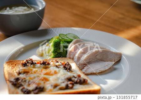 チーズトーストと鶏むね肉、野菜とスープのヘルシー朝食 131855717