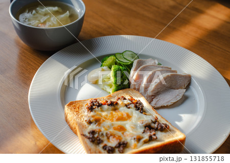 チーズトーストと鶏むね肉、野菜とスープのヘルシー朝食 チーズトーストと鶏むね肉、野菜とスープのヘルシー朝食 131855718