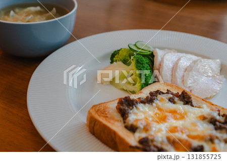 チーズトーストと鶏むね肉、野菜とスープのヘルシー朝食 チーズトーストと鶏むね肉、野菜とスープのヘルシー朝食 131855725