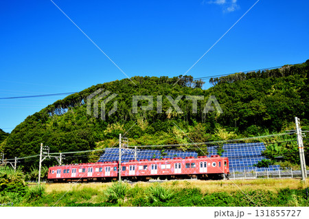 磯ノ浦海水浴場近くを走るめでたい電車(南海電鉄・加太線)　【和歌山県和歌山市】　 131855727