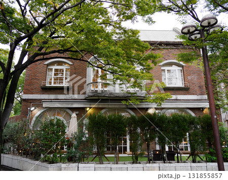 レトロな建物が残る神戸三宮の東遊園 131855857