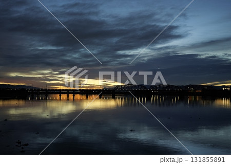 朝の河川敷にて 朝の河川敷にて 131855891