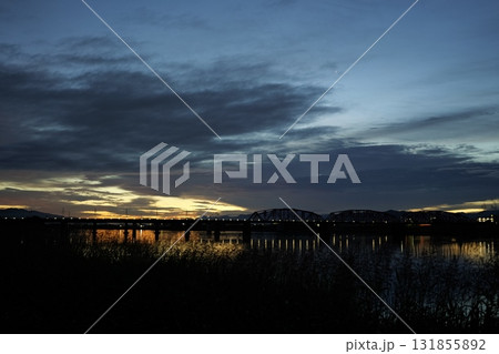 朝の河川敷にて 朝の河川敷にて 131855892