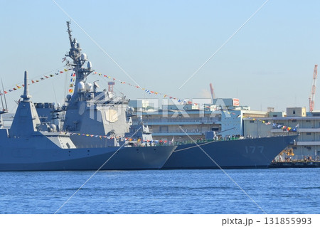 停泊するフリゲート艦とイージス艦 停泊するフリゲート艦とイージス艦 131855993