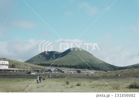 緑の山と草原を歩く人々 緑の山と草原を歩く人々 131856082