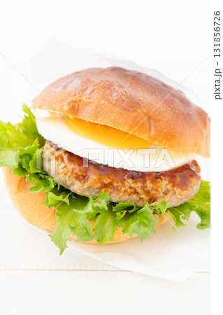 おいしい月見ハンバーガー 131856726