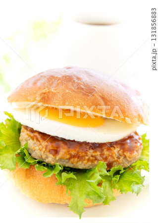 おいしい月見ハンバーガーとホットコーヒー おいしい月見ハンバーガーとホットコーヒー 131856883