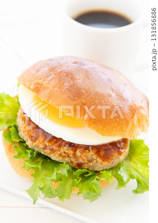 おいしい月見ハンバーガーとホットコーヒー 131856886