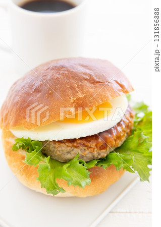 おいしい月見ハンバーガーとホットコーヒー 131856888