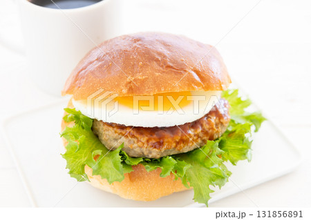 おいしい月見ハンバーガーとホットコーヒー おいしい月見ハンバーガーとホットコーヒー 131856891