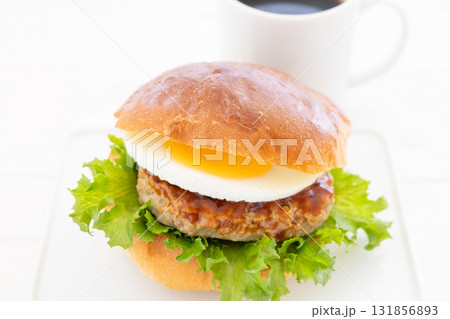 おいしい月見ハンバーガーとホットコーヒー おいしい月見ハンバーガーとホットコーヒー 131856893