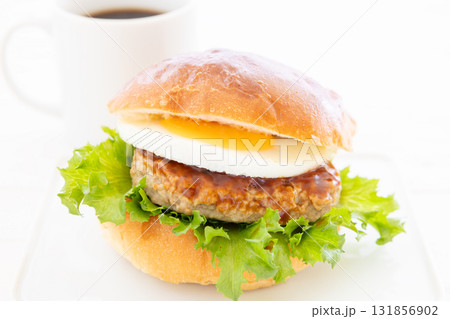 おいしい月見ハンバーガーとホットコーヒー おいしい月見ハンバーガーとホットコーヒー 131856902