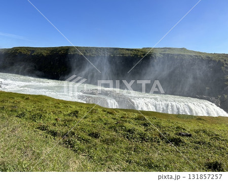 アイスランドの巨大な滝、大瀑布のグトルフォスの滝の舞い上がる水飛沫です。 アイスランドの巨大な滝、大瀑布のグトルフォスの滝の舞い上がる水飛沫です。 131857257