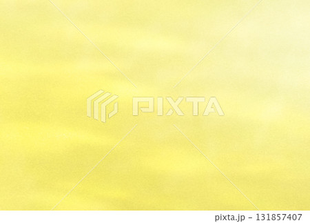 淡い金色に輝くやわらかな光のゆらぎ模様の背景画像c 淡い金色に輝くやわらかな光のゆらぎ模様の背景画像c 131857407